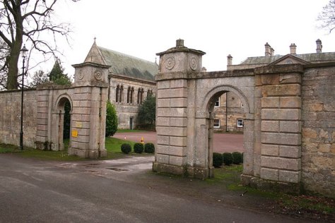 Wellingore Hall Gates (Geograph)