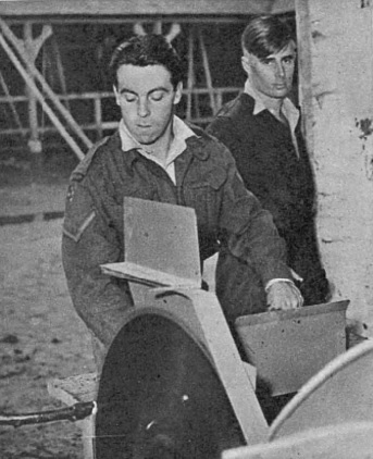 Hall Place - Illustrated Sporting and Dramatic News 4 - Nov 2 1949 (BNA)