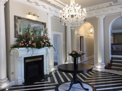 842c3d16-640f-476a-8de0-1dad301e7e1a-foyer