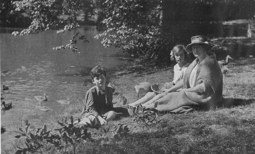 Brookhill Hall - The Tatler - Oct 19 1921 - BNA (1)